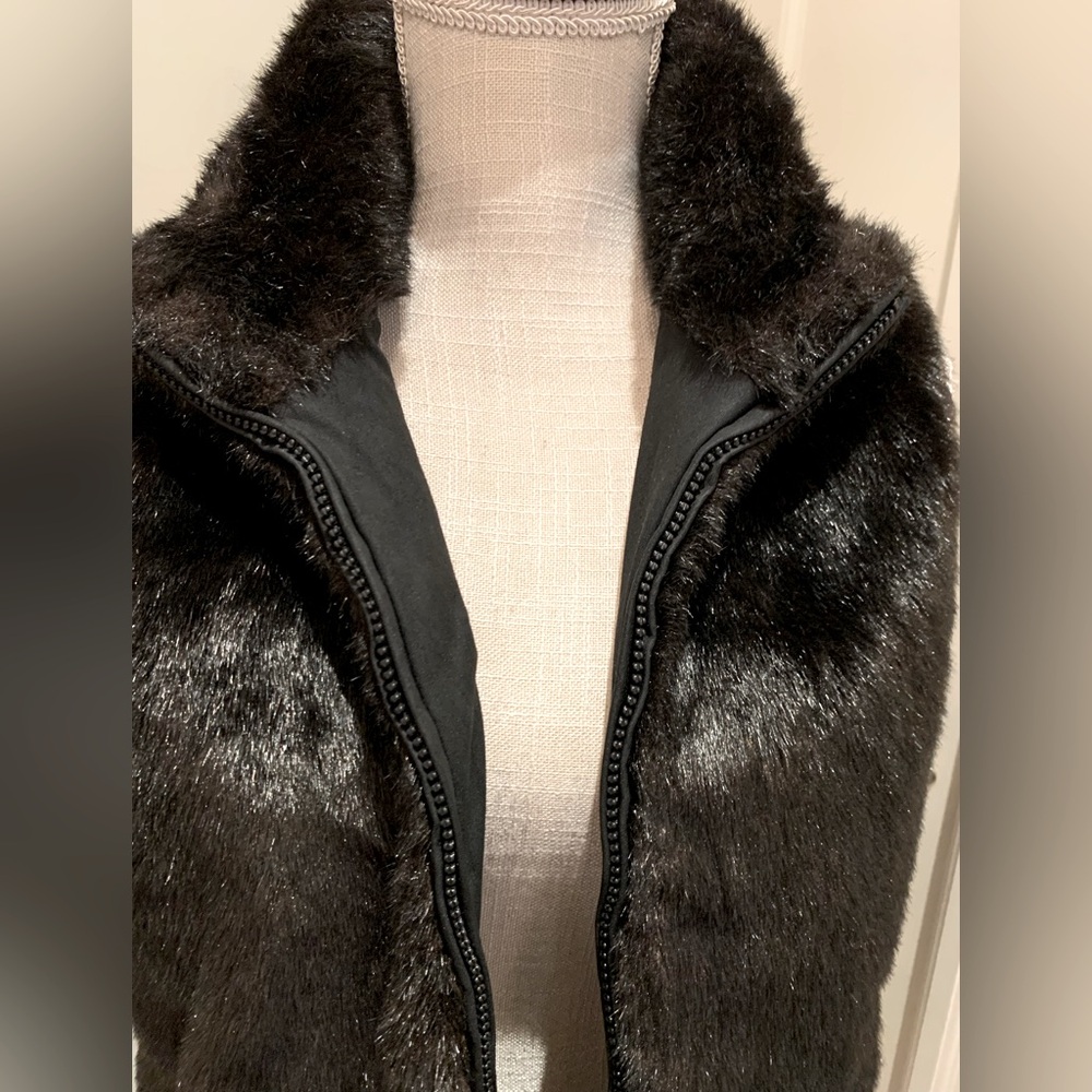 3/$25💕REVERSIBLE FAUX FUR VEST💕GORGEOUS! EXCELLENT CONDITION!! - Picture 3 of 8